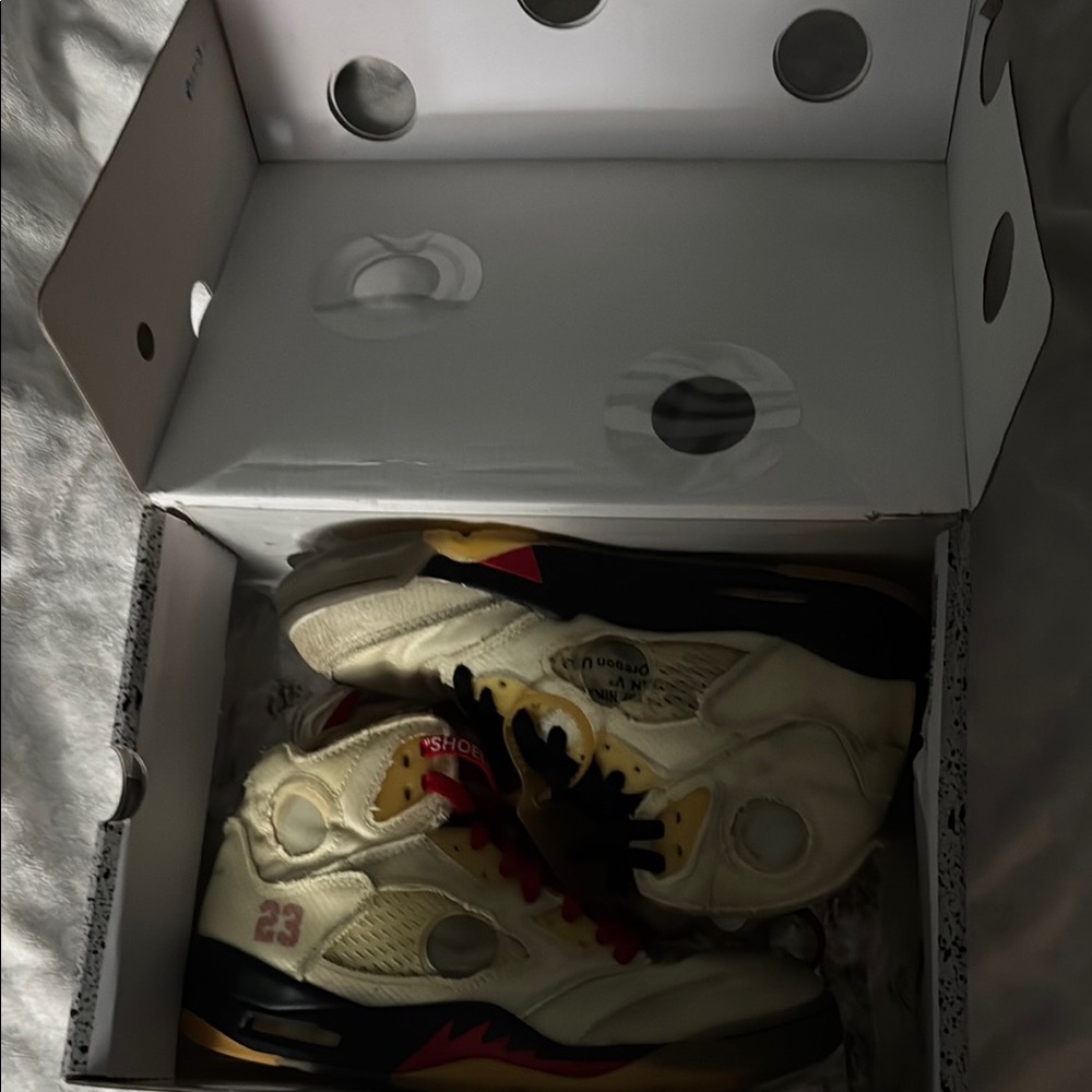 off white j5 used but good condition, box and all laces